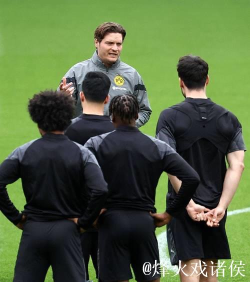 多特蒙德从周一开始两人一组训练